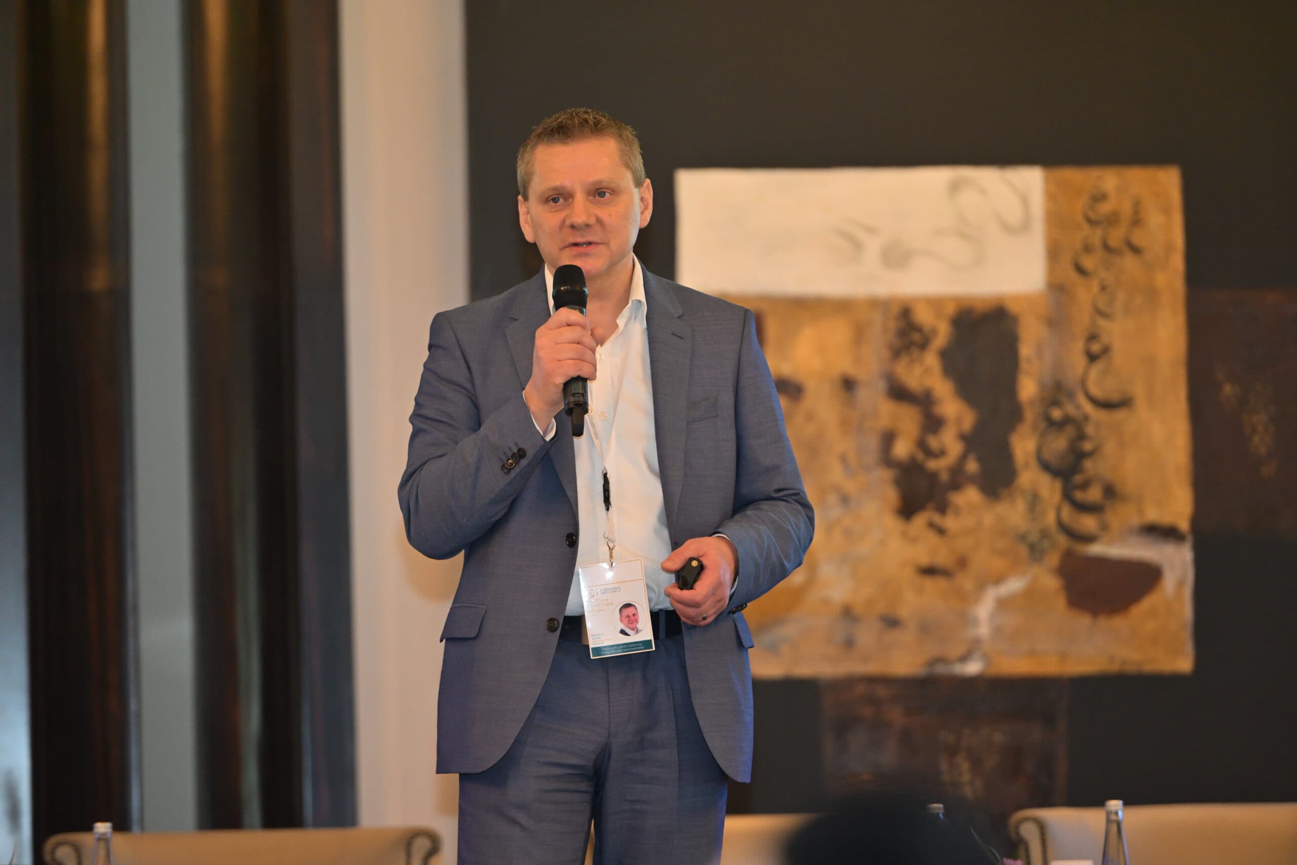 INVESTORS ROUNDTABLE in DUBAI · photograph 15