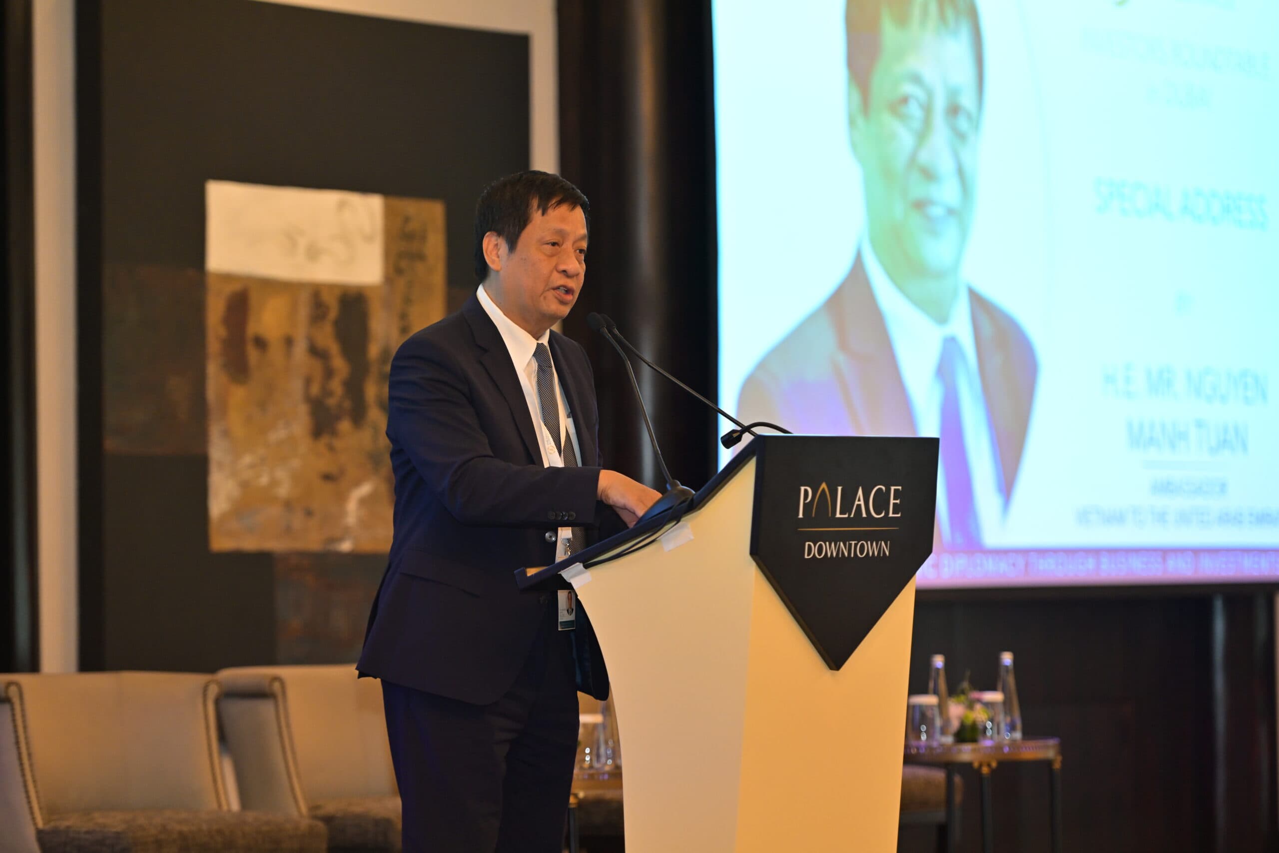 INVESTORS ROUNDTABLE in DUBAI · photograph 7